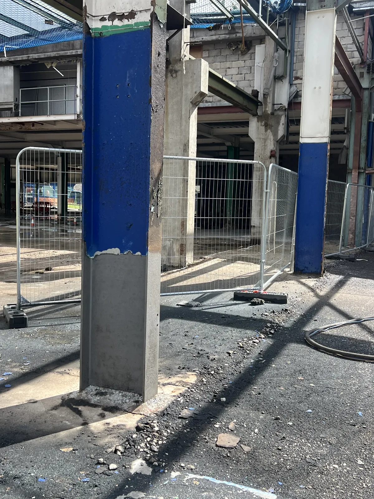 Clean structural steel column with an even restored surface ready for protection